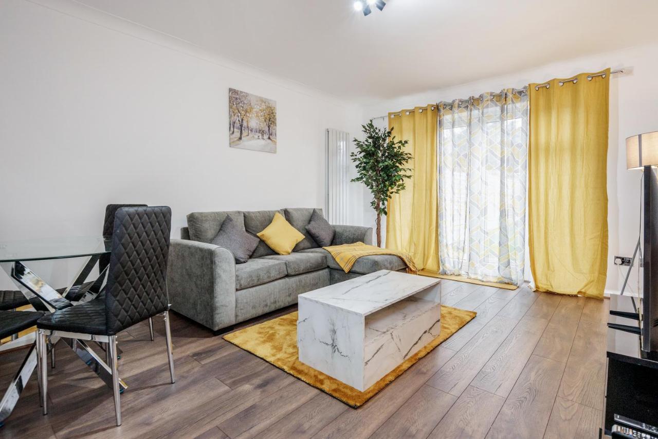 Lovely House In Dagenham / Barking With Free Parking, Wifi & Garden Exterior foto