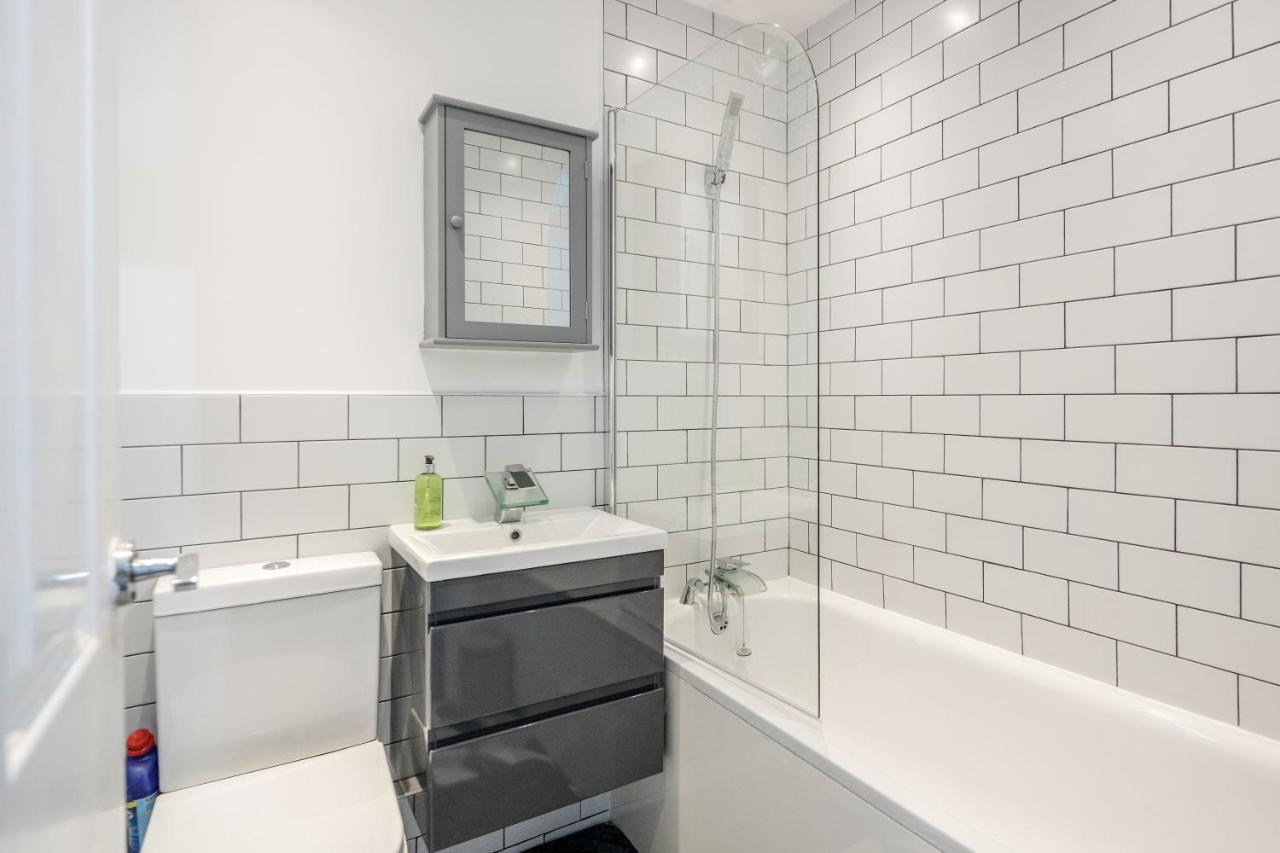 Lovely House In Dagenham / Barking With Free Parking, Wifi & Garden Exterior foto