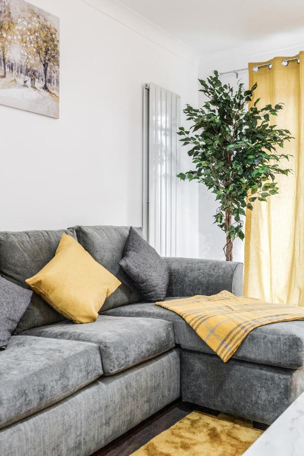Lovely House In Dagenham / Barking With Free Parking, Wifi & Garden Exterior foto
