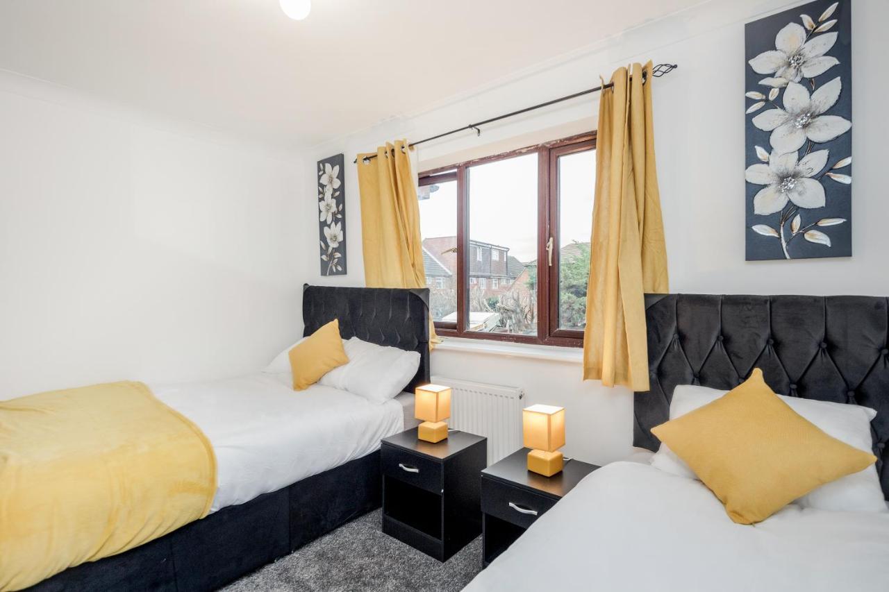 Lovely House In Dagenham / Barking With Free Parking, Wifi & Garden Exterior foto