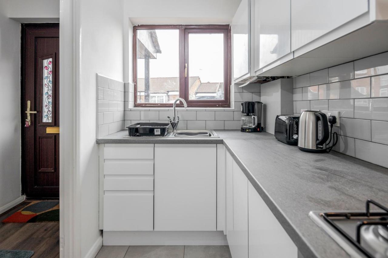 Lovely House In Dagenham / Barking With Free Parking, Wifi & Garden Exterior foto
